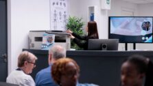 Como o painel de chamada de pacientes transforma o atendimento da sua clínica