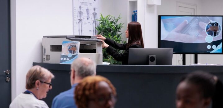 Como o painel de chamada de pacientes transforma o atendimento da sua clínica