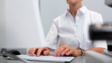 O que um recepcionista deve fazer para agendar uma consulta? 