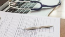 Prazo de entrega do prontuário médico ao paciente: o que diz a lei (e como aplicar na clínica) 