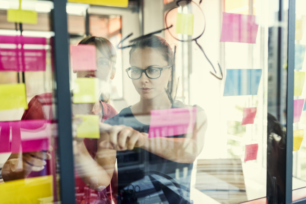 Utilize post-its para lhe auxiliar nas atividades de criar nome de clínicas ou consultórios