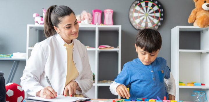 Como fazer a gestão de uma clínica-escola de autismo 