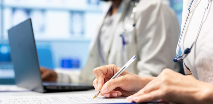 Empreendedorismo médico avança no Brasil, mas gestão financeira continua a ser obstáculo